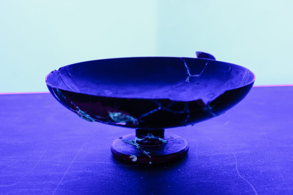 Coupe à boire en terre cuite, kylix grec vernis noir sous lumière ultra-violette, constat d'état avant traitement, devis, contact, Sophie Genin, Argile & Silice atelier de restauration d'oeuvres d'art Bruxelles