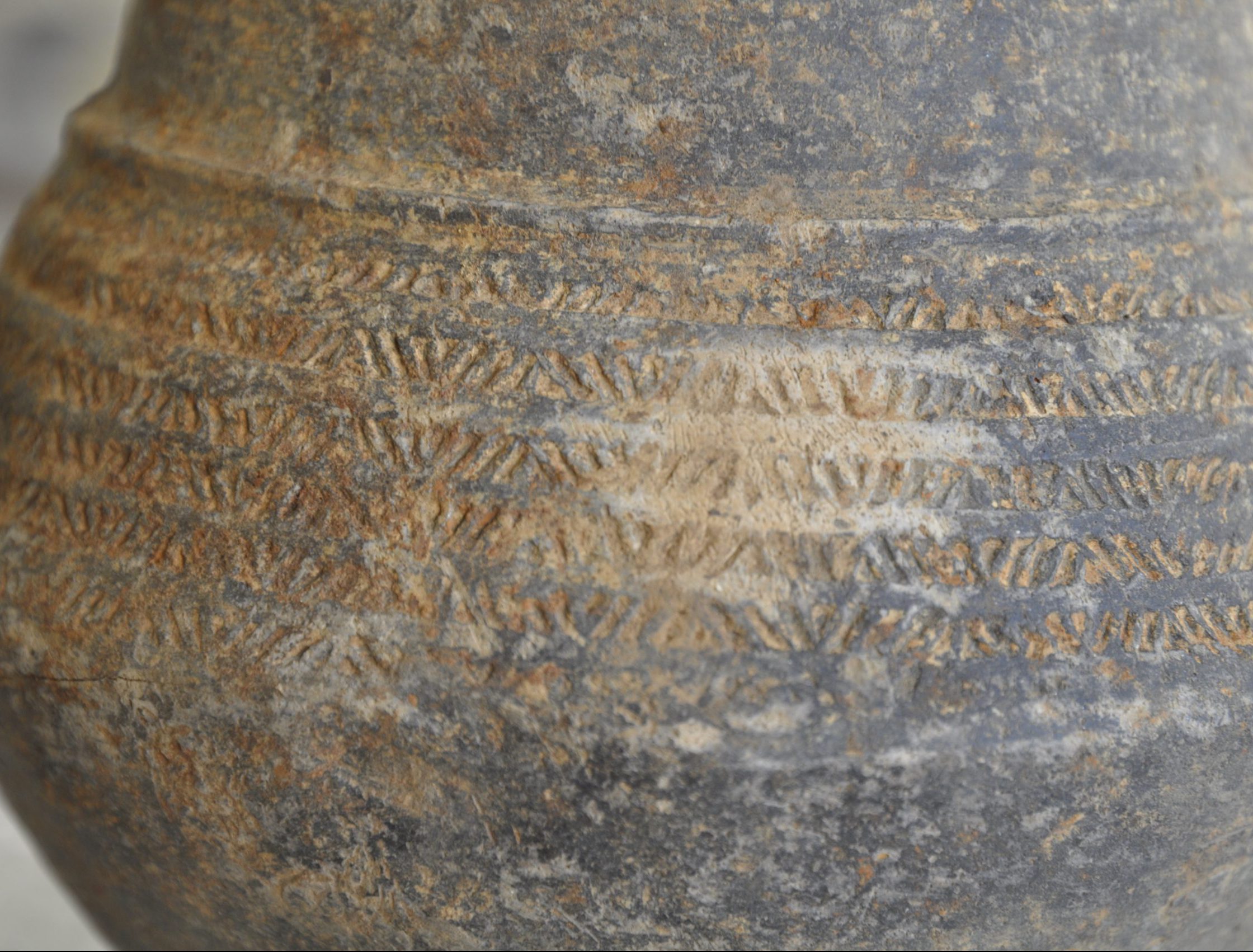 Base bicônique mérovingien terre cuite avant traitement vase archéologique issu de fouille restauration argile Bruxelles Sophie Genin