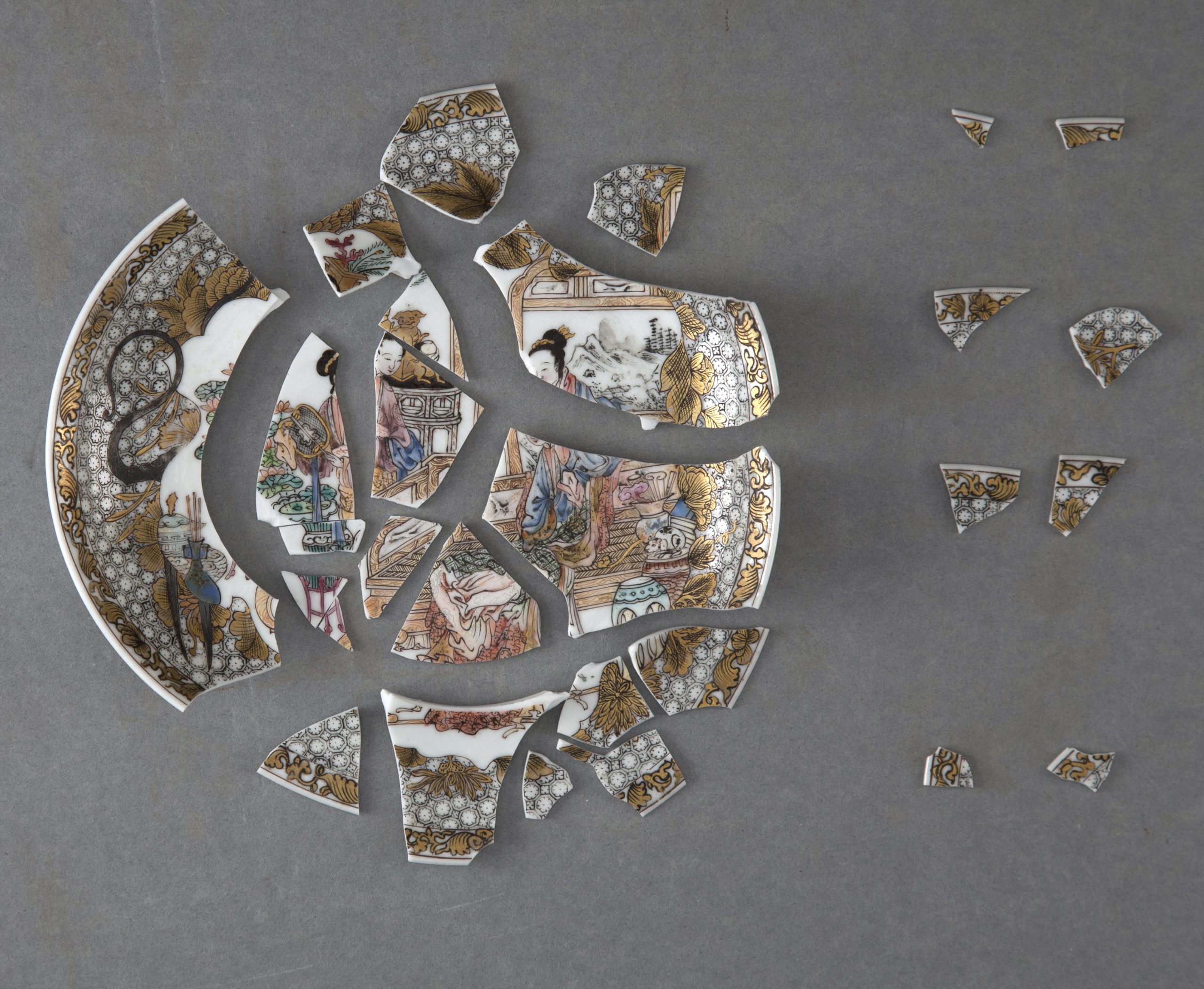 soucoupe en porcelaine coquille d'oeuf famille rose fragments tessons traitement conservation restauration MRAH argile silice Sophie Genin